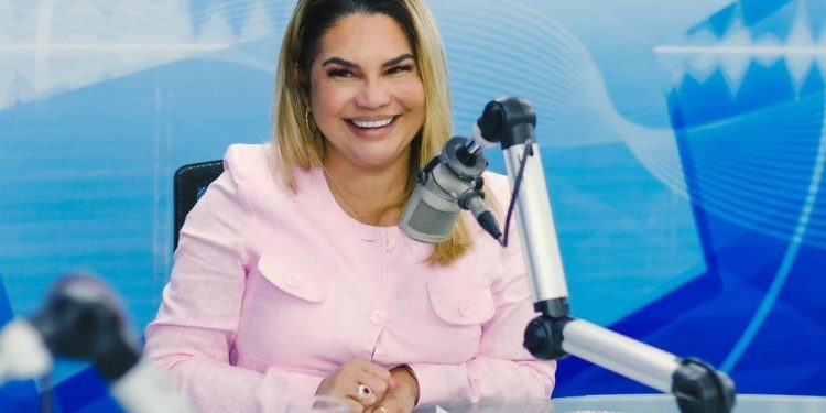 Prefeita Karla Pimentel anuncia antecipação do pagamento do décimo terceiro dos servidores de Conde