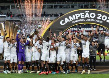 O gigante Botafogo, com um jogador a menor, venceu o Atlético-MG, e sagrou-se campeão da Libertadores