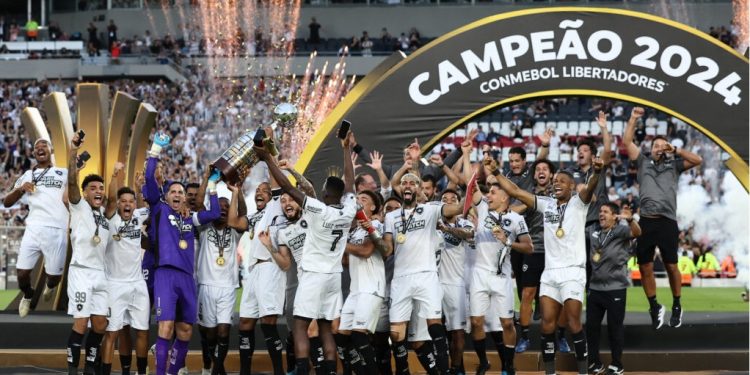 O gigante Botafogo, com um jogador a menor, venceu o Atlético-MG, e sagrou-se campeão da Libertadores