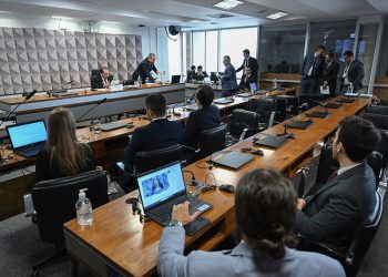 CPI aprova requerimento de Romário e convoca empresário suspeito de fraudes em jogos do Campeonato Carioca