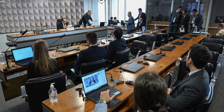 CPI aprova requerimento de Romário e convoca empresário suspeito de fraudes em jogos do Campeonato Carioca