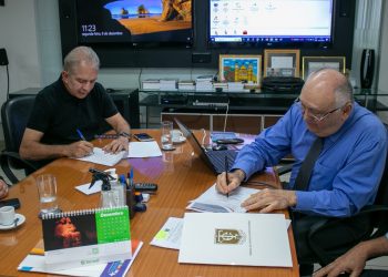 Após auditoria apontar irregularidades, prefeito de Patos assina pacto com TCE para reduzir contratos de MEIs