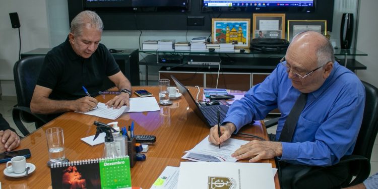 Após auditoria apontar irregularidades, prefeito de Patos assina pacto com TCE para reduzir contratos de MEIs