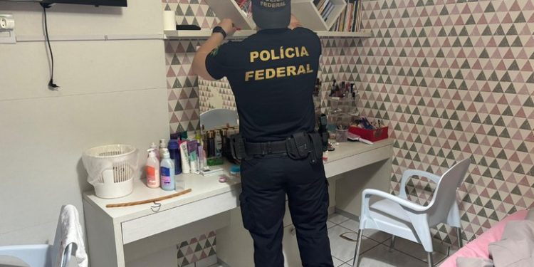 Após apreender R$ 300 mil, operação da PF cumpre 9 mandados e mira “caixa 2” na campanha eleitoral