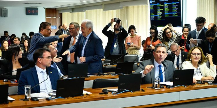 PEC DAS PRAIAS – Após pedido de vista, Comissão de Constituição e Justiça do Senado, adia votação