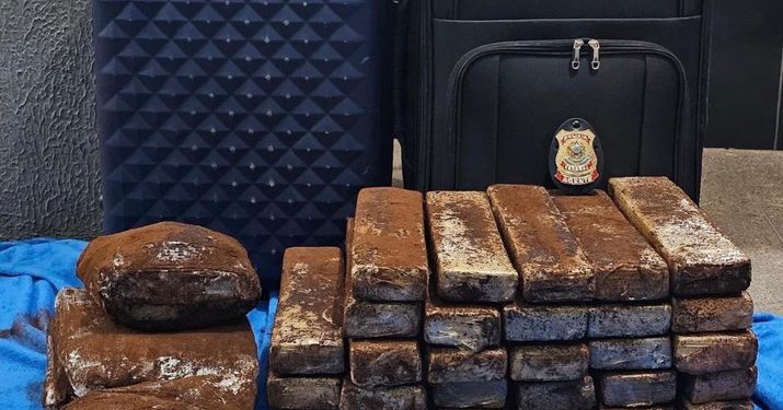 Polícia Federal encontra 28 tabletes e 6 pacotes de drogas em malas de adolescente em aeroporto
