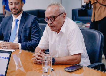 Cícero exonera equipe, determina que servidores reapresentem certidões e anuncia cruzamento de dados com TCE