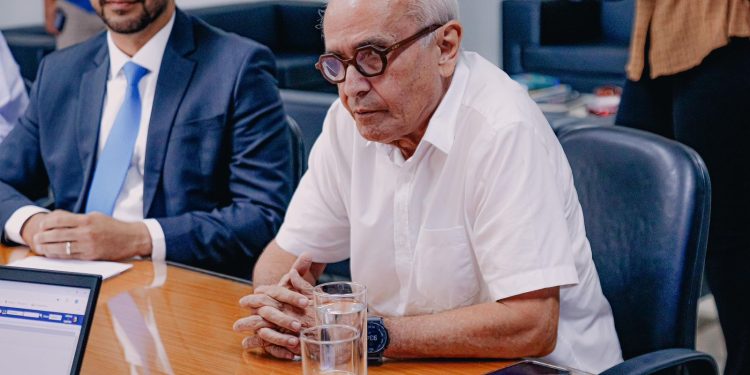 Cícero exonera equipe, determina que servidores reapresentem certidões e anuncia cruzamento de dados com TCE