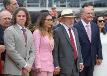 Ao lado de Lula, em ato de 8/1, Veneziano conclama brasileiros a serem “vigilantes permanentes da democracia”