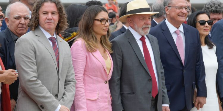 Ao lado de Lula, em ato de 8/1, Veneziano conclama brasileiros a serem “vigilantes permanentes da democracia”