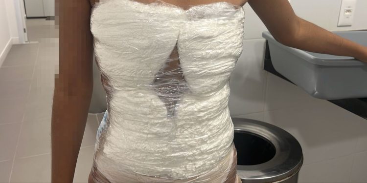 Polícia Federal prende mulher no aeroporto da Grande João Pessoa com 3,5 kg de droga presa ao corpo