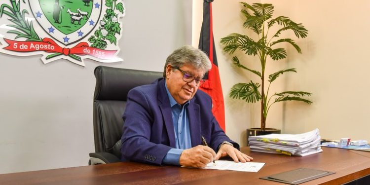 Governador anuncia aumento linear de 5% aos servidores, aumento do auxílio alimentação e outros benefícios