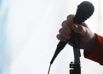 Justiça condena apresentador Sikêra Jr e a Rede TV a pagarem R$ 300 mil em danos morais por homofobia