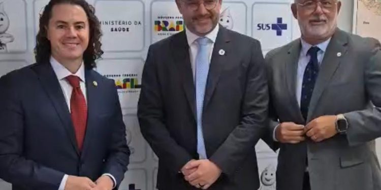 Em audiência articulada por Veneziano, secretário do Ministério da Saúde recebe presidente da FAP e assegura investimentos