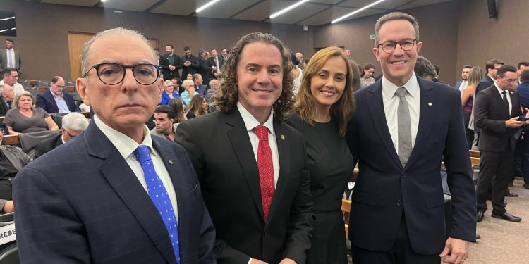 Senador Veneziano prestigia posse de Alberto Jorge na OAB em CG e destaca brilhantismo do presidente reeleito