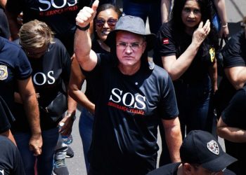 Deputado Sargento Neto participa de ato de policiais e condena realidade de pior salário do país