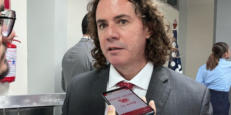 Veneziano anuncia habilitação de novas equipes de Saúde da Família e Bucal e ampliação de serviços para Campina Grande