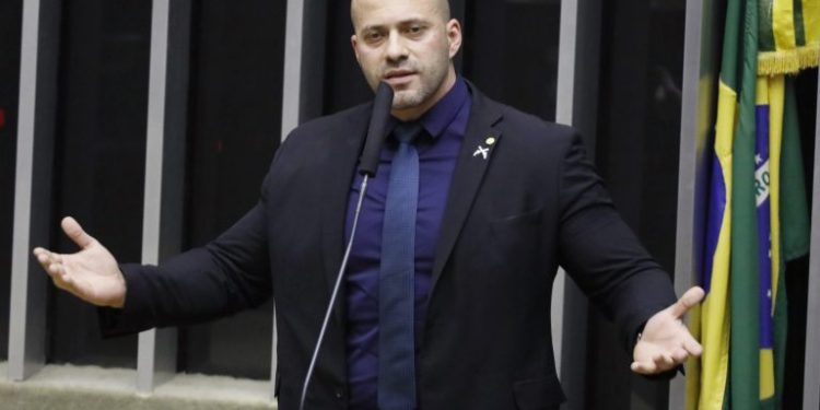 Justiça aceita denúncia do MPF contra ex-deputado Daniel Silveira por porte de celulares em estabelecimento prisional