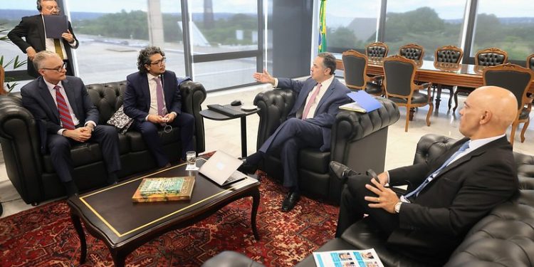 Gazeta traz detalhes da reunião da Comissão Internacional de Direitos Humanos com ministros Moraes e Barroso do STF