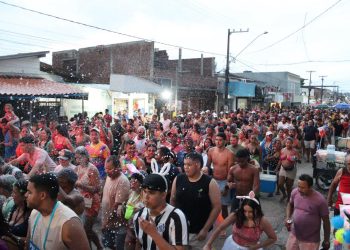 Carnaval de Conde encerra programação com trios elétricos e atrações no palco principal da Praça do Mar