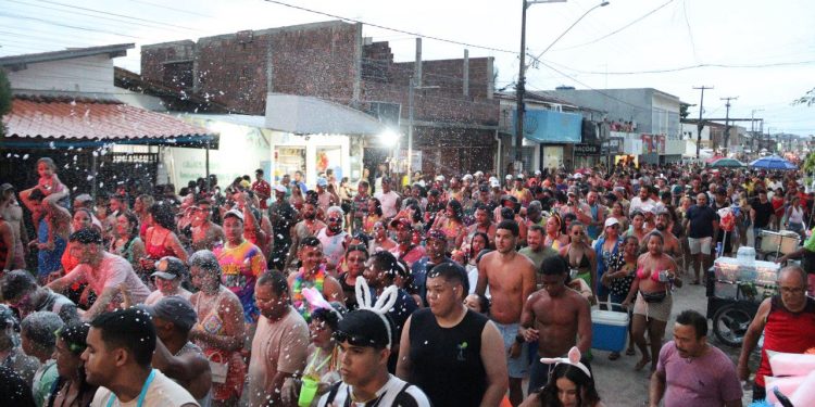 Carnaval de Conde encerra programação com trios elétricos e atrações no palco principal da Praça do Mar