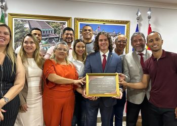 Em Bayeux, Veneziano tem audiência com prefeito em exercício e é homenageado com título de cidadão na Câmara Municipal
