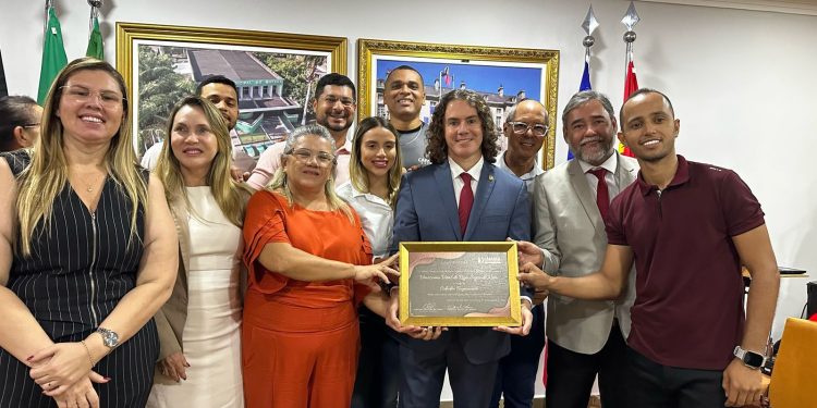 Em Bayeux, Veneziano tem audiência com prefeito em exercício e é homenageado com título de cidadão na Câmara Municipal