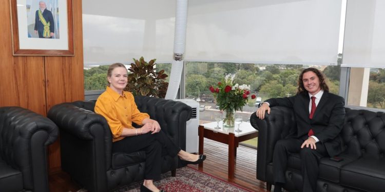 Líder da Maioria, Veneziano se reúne com ministra Gleisi Hoffmann e debate pautas prioritárias no Senado