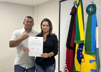 Prefeita de Conde, Karla Pimentel transmite cargo ao vice-prefeito Roga Cabral e anuncia missão em Portugal
