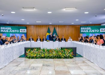 Veneziano participa de solenidade com Lula e garante articulação para aprovar isenção de IR para até R$ 5 mil