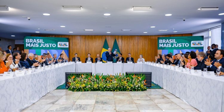 Veneziano participa de solenidade com Lula e garante articulação para aprovar isenção de IR para até R$ 5 mil