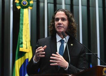 Veneziano ressalta fala de Tarcísio de Freitas, aliado de Bolsonaro, elogiando processo eleitoral brasileiro e urnas