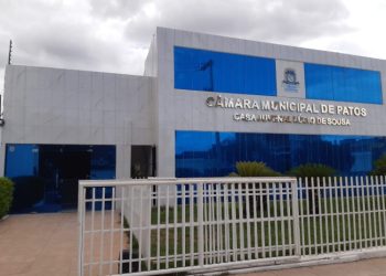 Após elevarem salários para R$ 17 mil, vereadores de Patos, por 15 votos a 1, agora aumentam recesso para 90 dias