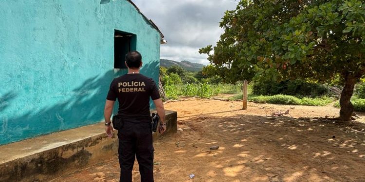 Operação da PF em Desterro na Paraíba contra homem suspeito de abuso sexual de crianças pela internet