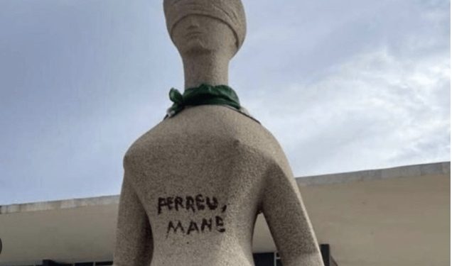 Após ministro Fux pedir vista, Moraes concede prisão domiciliar a cabelereira que pichou “Perdeu Mané” em estátua do STF