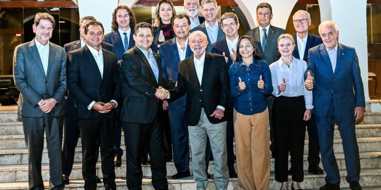 Líder da Maioria no Senado, Veneziano participa de reunião com Lula e reforça compromisso com diálogo entre poderes