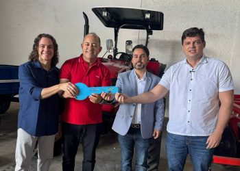 Ao lado do deputado Taciano Diniz, Veneziano entrega máquinas agrícolas no Vale do Piancó