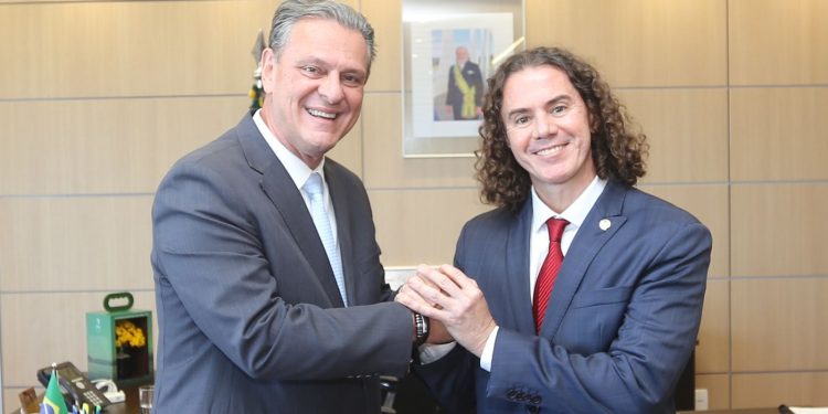 Em audiência com o ministro da Agricultura e Pecuária, Veneziano encaminha pleitos de investimentos em cidades na Paraíba