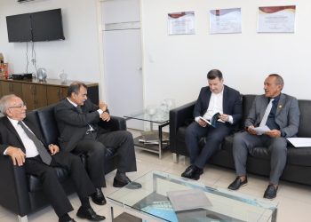 Representantes de entidades entregam ao PGJ, do MPPB, livro sobre a Lei Orgânica das Polícias e Bombeiros do país