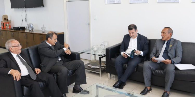 Representantes de entidades entregam ao PGJ, do MPPB, livro sobre a Lei Orgânica das Polícias e Bombeiros do país