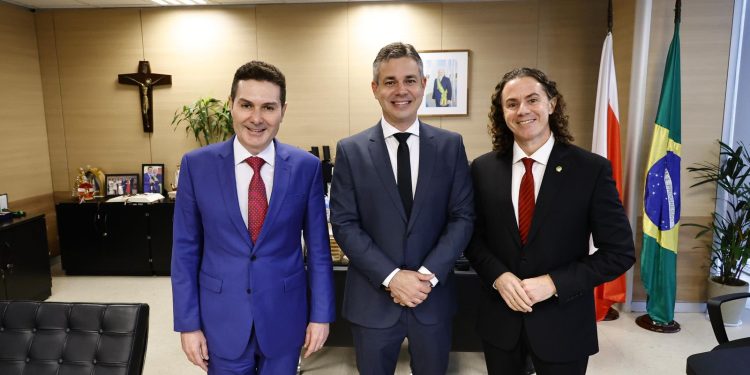 Veneziano apresenta demandas de cidades paraibanas durante audiência com ministro das Cidades, Jáder Filho