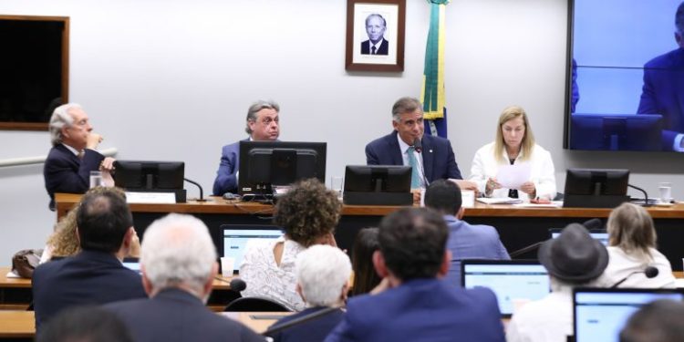 Conselho de Ética da Câmara Federal aprova cassação do mandato do deputado Glauber Braga, do Psol-RJ