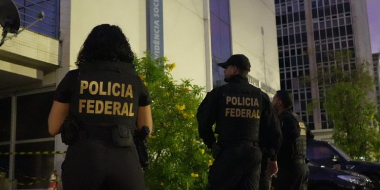 PF afasta presidente do INSS em operação contra fraude de R$ 6,3 bilhões por meio de descontos em contas de aposentados