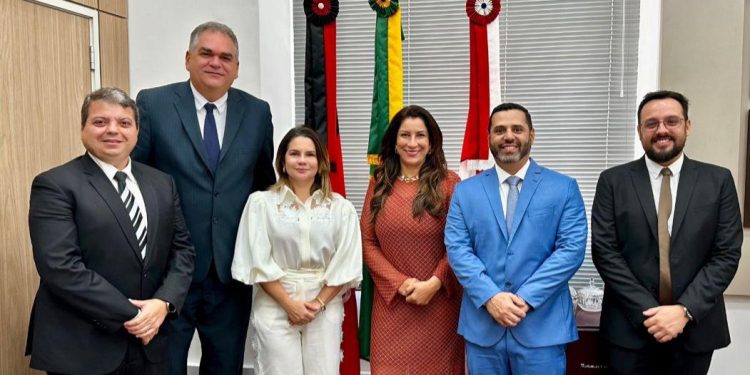 Prefeita Karla Pimentel se reúne com presidente do TJPB por programas que beneficiem população de Conde