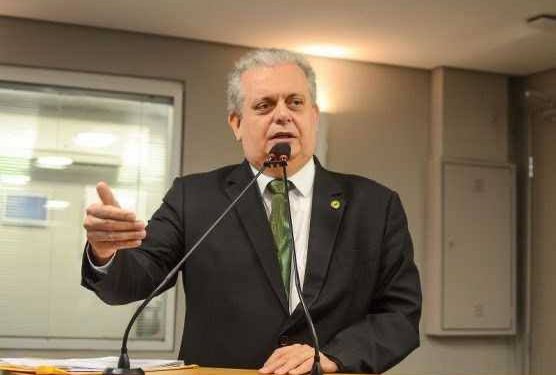 Lei do deputado Bosco Carneiro isenta motoboys e transportadoras de turismo do IPVA na Paraíba