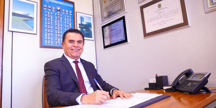 Deputado Wilson Santiago propõe carteira de estudante gratuita para todos os alunos da rede pública*