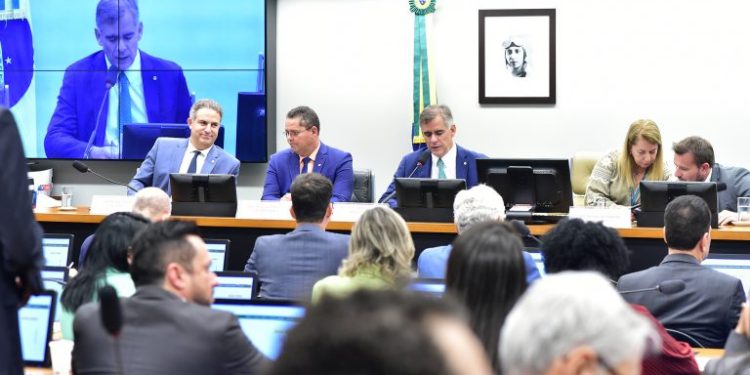 Conselho de Ética da Câmara aprova suspensão do deputado Gilvan da Federal por período de três meses