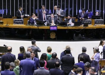 Câmara, por 315 votos a 143, aprova suspensão de ação penal que envolve Ramagem, Bolsonaro e mais 6 pessoas