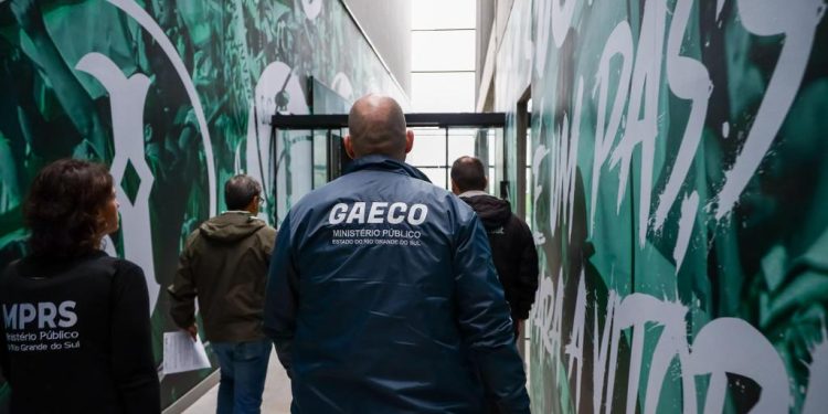 Operação do Gaeco cumpre mandado em casa de jogador da série A, suspeito de manipulação de resultados
