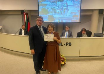 Nilda Gondim recebe homenagem por sua atuação em favor do Hospital Laureano, referência no tratamento